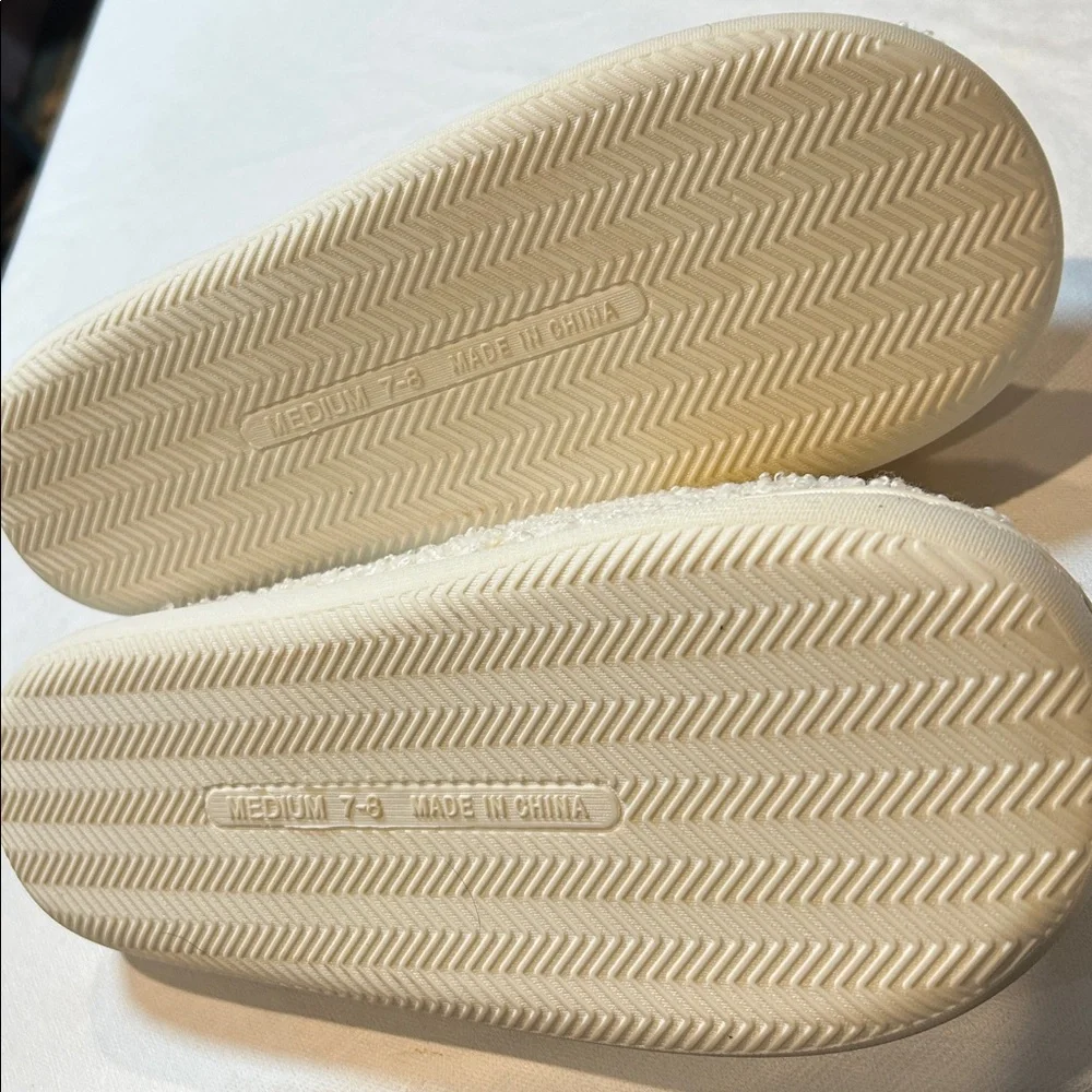 Smiley Face Slippers Size Medium Yellow and White New - Picture 4 of 6